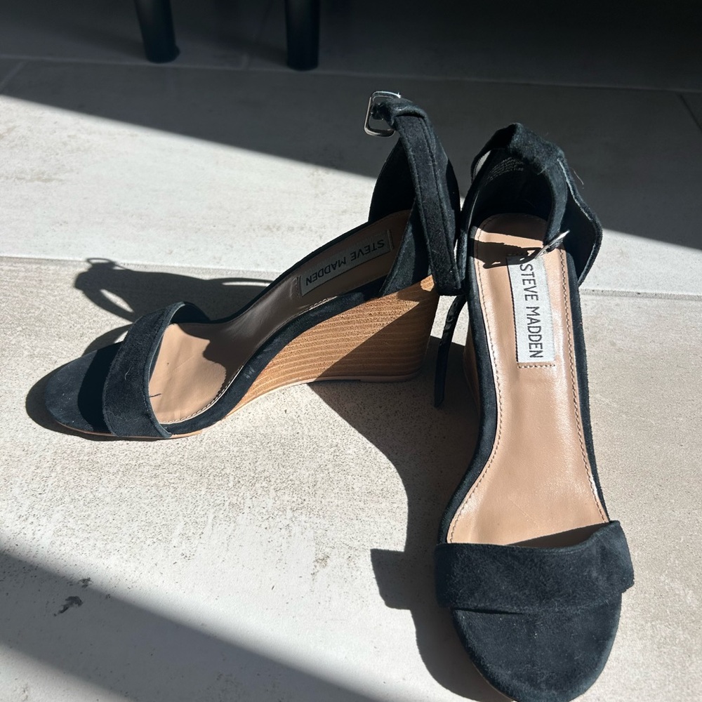 Steve Madden Black Wedge Sandals with Minimalist Design